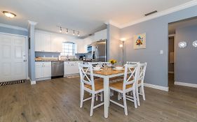 Island Suite - Walk To Downtown!